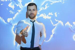 homem de negocios em a fundo do a mundo mapa, internacional economia. foto