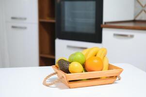 frutas dentro uma de madeira caixa dentro a cozinha. feito à mão caixa. foto