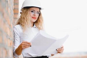 mulheres engenheiro Veja às construção vidro foto