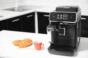 moderno café máquina em mesa dentro cozinha foto