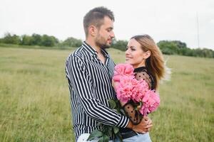 feliz casal dentro amor às pôr do sol e sorridente foto