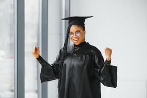 uma bonita africano americano mulher graduado foto