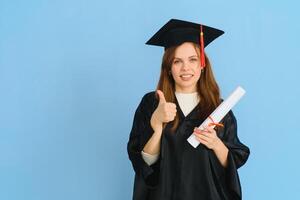 lindo mulher vestindo graduação boné e cerimônia roupão segurando grau olhando positivo e feliz em pé e sorridente com uma confiante sorriso. foto
