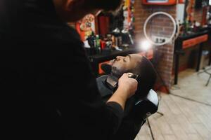 visitando barbearia. africano americano homem dentro uma à moda barbeiro fazer compras foto