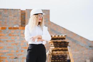 mulheres engenheiro Veja às construção vidro. foto