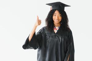 lindo africano fêmea aluna com graduação certificado foto