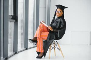 uma bonita africano americano mulher graduado foto