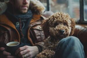 ai gerado homem sentado segurando café copo com cachorro foto