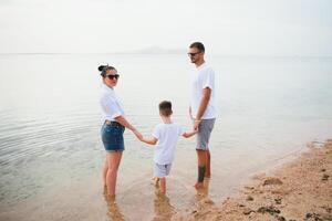 fofa feliz família tendo Diversão em luxo tropical recorrer, mãe com criança, verão feriados, amor conceito foto