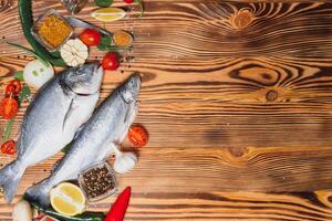 cru dorado e truta peixe com especiarias cozinhando em corte borda. fresco peixe dorado foto