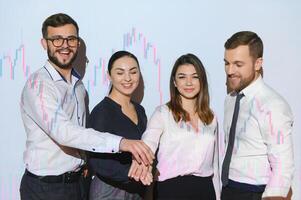 grupo do o negócio pessoas trabalhando. técnico preço gráfico e indicador, vermelho e azul castiçal gráfico e estoque negociação computador tela fundo. comerciantes analisando dados foto