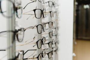linha do luxo óculos às a oculistas loja. foto