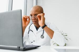 jovem masculino africano médico dentro hospital. foto