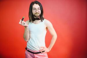 jovem, bonito gay homem em uma colori fundo dentro a estúdio. lgbt conceito. foto