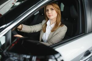 foto do feliz jovem mulher sentado dentro dela Novo carro. conceito para carro aluguel.