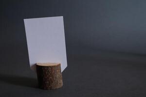 branco esvaziar cartões com cópia de espaço dentro natural de madeira toco. foto