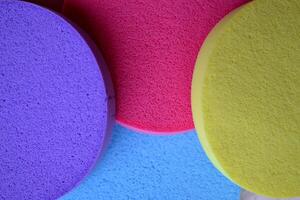 colorida esponjas em texturizado escrivaninha. brilhante abstrato fundo. foto
