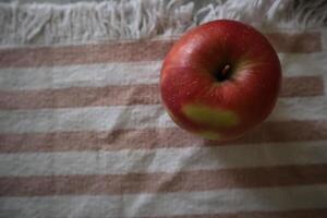 vermelho maçã em a mesa, fechar acima. foto