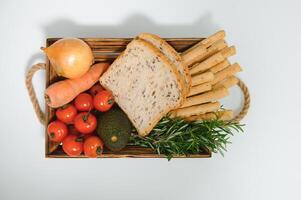 feito à mão kraft caixa com frutas e legumes e pão a partir de a cozinha foto