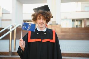 bonito graduado dentro graduação brilho com diploma. foto