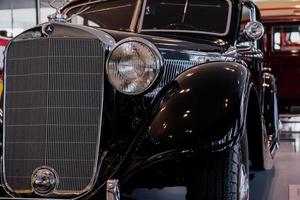 estugarda, alemanha - 16 de outubro de 2018 museu mercedes. grade do radiador do carro preto antigo luxuoso estacionado dentro de casa foto