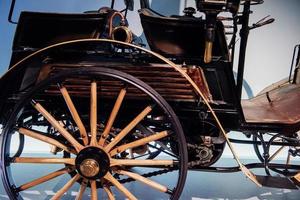 foto lateral de um lindo carro antigo com roda grande em pé sobre fundo branco