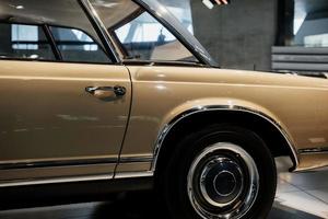 parte de trás. foto de carro marrom vintage polido e brilhante estacionado dentro de casa