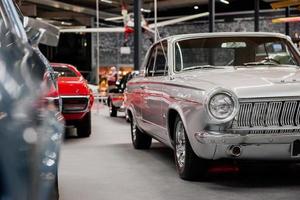 sinsheim, alemanha - 16 de outubro de 2018 museu technik. exposição de automóveis. carros azuis, vermelhos, pretos e brancos estacionados dentro de casa foto