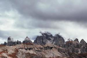 montanhas de dolomita perto do auronzo di cadore. cheio de nevoeiro espesso e nuvens foto