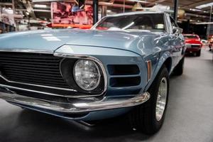 sinsheim, alemanha - 16 de outubro de 2018 museu technik. capô, farol e rodas. vista frontal de um automóvel azul raro na feira de automóveis foto