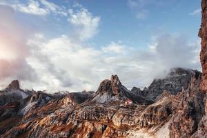 visão ampla. edifícios turísticos esperando pelas pessoas que desejam passar por essas incríveis montanhas de dolomita foto