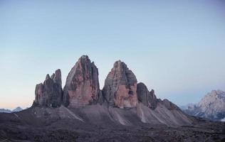 três picos tre cime montanhas pela manhã com céu claro sobre ele foto
