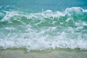 suave onda em azul mar a tropical arenoso de praia Como verão fundo foto