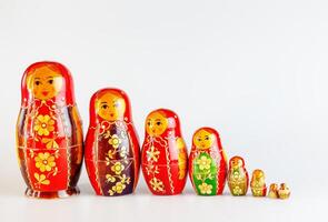 matryoshka, uma russo de madeira boneca em uma branco fundo foto