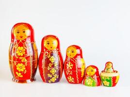 matryoshka, uma russo de madeira boneca em uma branco fundo foto