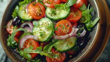 ai gerado uma refrescante salada com pepino, tomates, vermelho cebola, azeitonas, e uma grego iogurte vestir foto