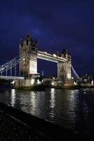 torre ponte dentro Londres durante a azul hora foto