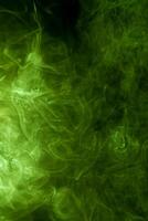 etéreo elegância, místico verde fumaça dançando contra uma noir tela de pintura foto
