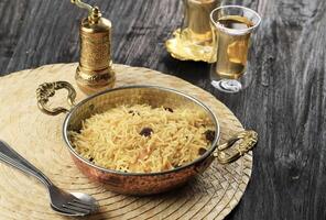 nasi kebuli, especiaria árabe arroz com dente de alho, canela, e alho. foto