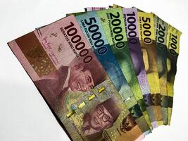 indonésio rupia. coleção do indonésio rupia notas isolado em branco fundo foto