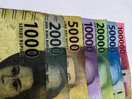 indonésio rupia. coleção do indonésio rupia notas isolado em branco fundo foto