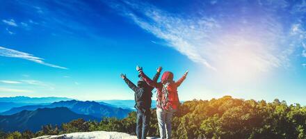 amante mulheres e homens asiáticos viajar natureza. viajar relaxar. campo de toque natural. Tailândia foto