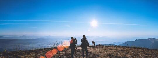 Amantes do fotógrafo, mulheres e homens asiáticos, viajam e relaxam no feriado. fotografar paisagens montanhosas atmosfera pela manhã. no inverno. Na Tailândia foto