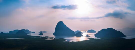 arquipélago andaman mar manhã atmosfera sol nasce. ásia tailândia foto