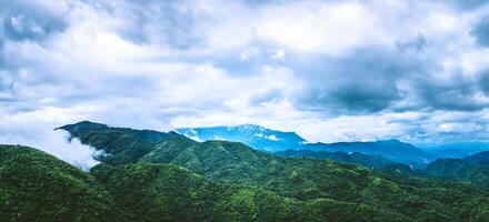 nevoeiro sobre as montanhas. no tempo chuvoso no campo foto