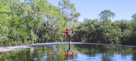 fitness ao ar livre, posturas de ioga na piscina, mulheres jovens praticando ioga, cuidados com a saúde com métodos de exercícios. foto