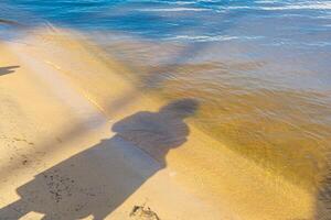 lindo de praia amarelo areia com mar ondas foto