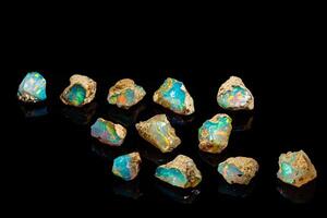 macro mineral pedra raro e lindo opalas em uma Preto fundo foto