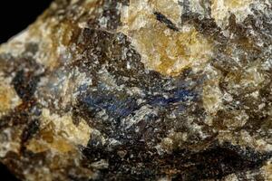 macro mineral pedra labradorita em uma Preto fundo foto