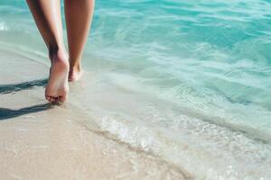 ai gerado fechar-se do fêmea pernas caminhando em a mar de praia foto